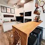 Zephyr Apartment *